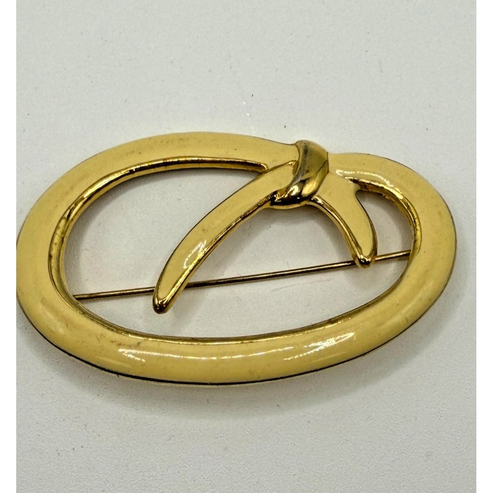Brooch Cream Enamel and Gold Tone Oval Design